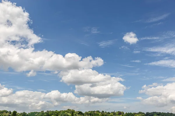 Cielo Con Algunas Nubes Día Verano Parte Superior Una Zona — Foto de Stock