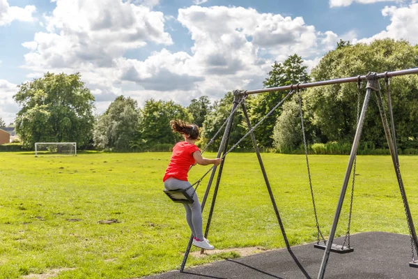 Una Chica Toma Impulso Columpio Parque Infantil Hermoso Día Soleado —  Fotos de Stock