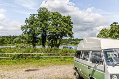 İngiltere'de, İngiltere'de doğal peyzaj ortasında Vintage karavan park