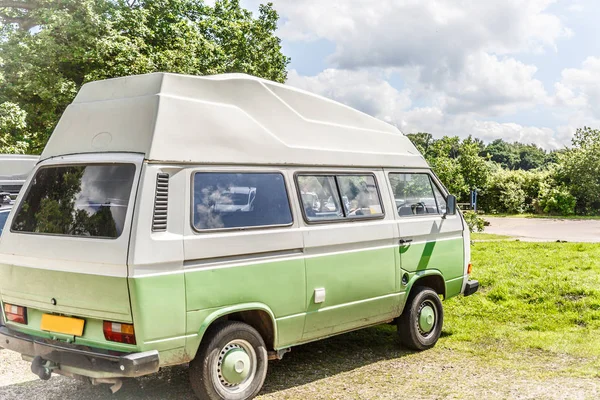 Utsikt Över Grön Och Vit Vintage Husvagn Parkerad Mitt Ett — Stockfoto