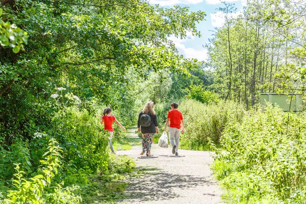 Bir anne ve iki çocuğunu güzel bir doğal manzara, İngiltere'de ortasından yürümek