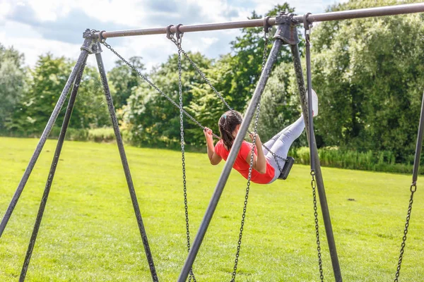 Una Chica Balancea Parque Hermoso Día Soleado —  Fotos de Stock