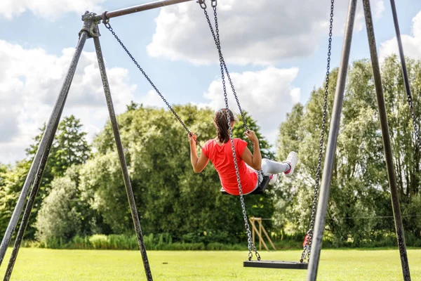 Una Chica Con Una Camisa Roja Divierte Hermoso Parque Día —  Fotos de Stock