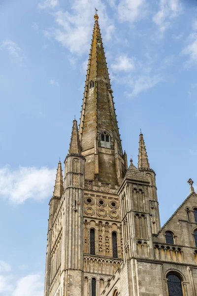 Vista Imponente Torre Aguja Una Catedral Norwich Día Soleado Reino — Foto de Stock