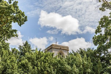 Bir kuleye bakış Blickling, Norfolk County, ağaçlarda bir güzel güneşli gün, İngiltere'de çevrili