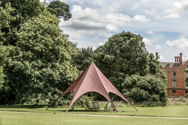 Curious Stand Chairs Middle One Gardens Felling Hall Norfolk — стоковое фото