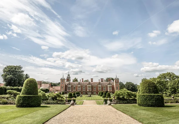 Aylsham ilçe Norfolk, İngiltere, Birleşik Krallık'taki kuzeyinde Blickling köyü Blickling salonda büyük malikane bahçeleri bölümünün görünümünü