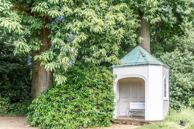 Güzel beyaz ve vintage görünümü bir Blickling Hall, Norfolk, İngiltere'de bahçeleri içinde standı