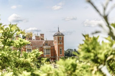 Uzak Blickling Hall, Blickling Emlak, Norfolk, İngiltere, Birleşik Krallık parçası olan büyük bir heybetli ev görünümünü