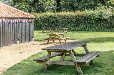 Bir rekreasyon alanı, İngiltere'de piknik için birkaç Ahşap banklar görünümünü