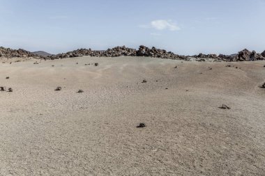 Teide Milli park alanı kayalık alanlarda ve kum güneşli bir günde, Tenerife Adası, İspanya