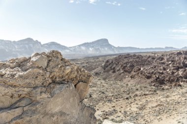 Volkanik kayalar ve lav dağların ortasında bir çöl manzara Teide Milli Parkı, Kanarya Adaları, İspanya