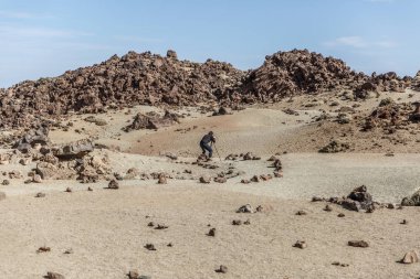 Bir fotoğrafçı volkanik lav Teide Milli Parkı'nda, Tenerife, İspanya bir alanda fotoğraf çeker