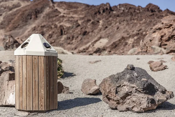 Plano Una Papelera Madera Colocado Una Zona Desértica Día Soleado — Foto de Stock