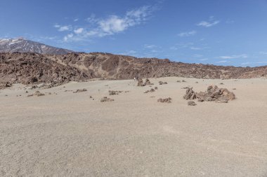 Kum, lav ve Teide Yanardağı Tenerife Adası üzerinde arka planda muhteşem manzara