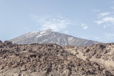 Kayalar ve Teide Yanardağı Teide Milli Parkı'nda, arka planda Kanarya Adaları, güneşli bir günde