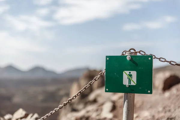 Зеленый Знак Запрещающий Проход Пустыню Вулканическую Зону Солнечный День — стоковое фото