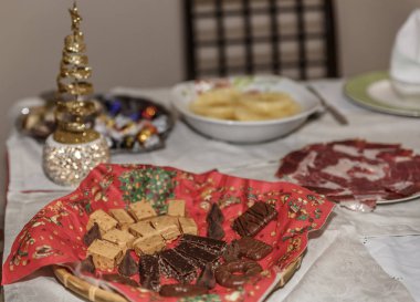Dilimlenmiş jambon, bir tabak yanındaki Noel Nuga ile bir yemek görünümünü ananas ve çikolata