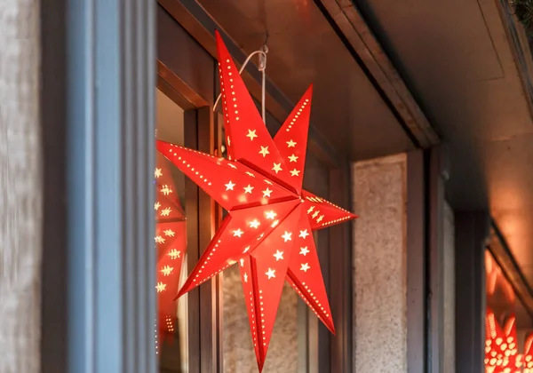 Estrela Vermelha Sete Pontas Com Pequenas Luzes Pendurada Como Ornamento — Fotografia de Stock