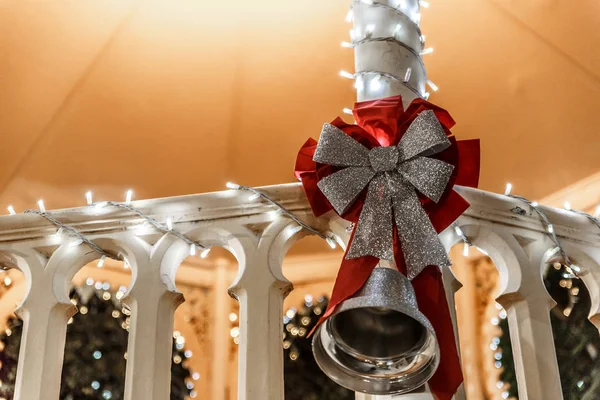 Enfeite Natal Livre Bonito Com Sino Arco Pendurado Corrimão Branco — Fotografia de Stock