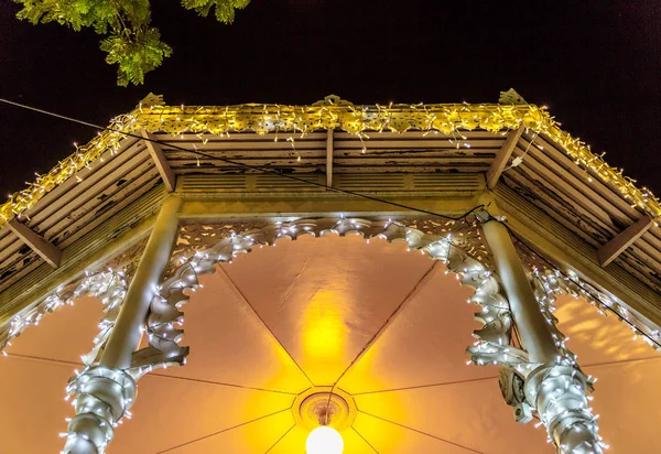 Vue Intérieur Une Cabine Centre Une Place Décorée Motifs Lumières — Photo