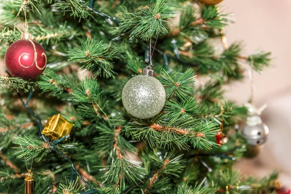 Close up vista de algumas bolas de Natal coloridas penduradas em um Chri — Fotografia de Stock