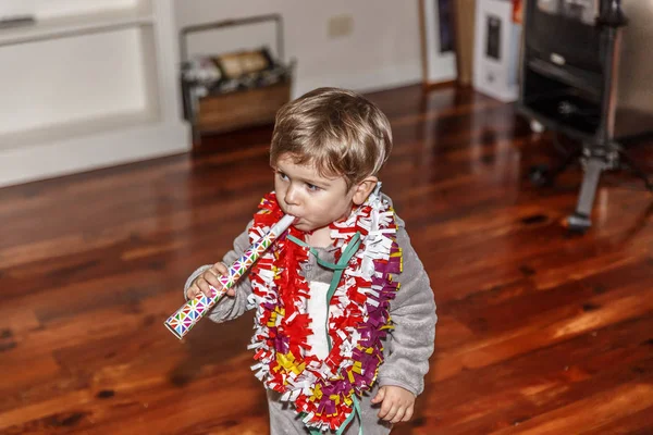 Маленька дитина насолоджується типовими прикрасами святкування, в — стокове фото