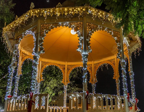 Belo cubículo de um quadrado iluminado com luzes e Cristo — Fotografia de Stock