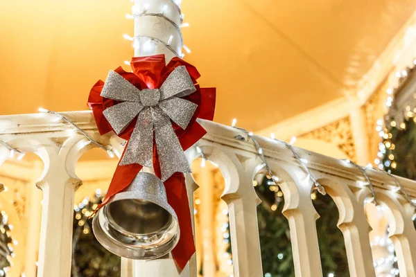 Υπαίθριο χριστουγεννιάτικο στολίδι που κρέμεται από ένα κιγκλίδωμα — Φωτογραφία Αρχείου
