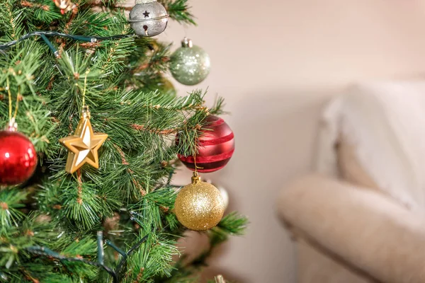 Vista Parte Uma Grande Árvore Natal Decorada Sala Estar Uma — Fotografia de Stock