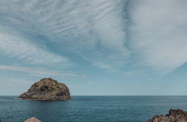 Garachico Tenerife, İspanya'nın adadaki plaj önünde adacık
