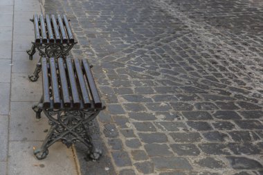 Trafiğe kapalı bir yolda sırt olmadan iki güzel Ahşap banklar