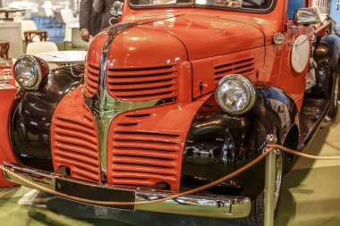 Açık turuncu ve siyah renkler, bir fuarda sergilenen bir eski ve bakımlı araç