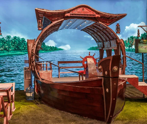 Representación Pequeño Barco Con Timón Exhibido Una Feria — Foto de Stock