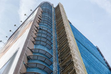 Büyük ve modern ofis ve iş mavimsi tonlarda bulutsuz bir günde kurma