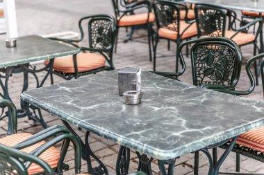 Masa ve sandalye Madrid, bir barın önünde hazır müşteriler için İspanya