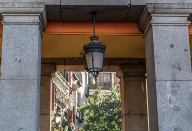 Madrid, İspanya'nın ortasındaki bir arcade klasik sokak lambası