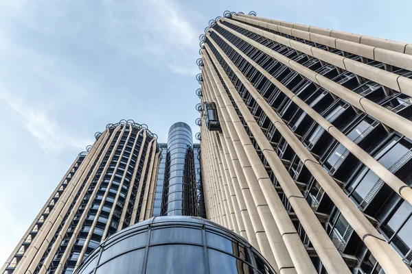 モダンなオフィスおよびビジネス超高層ビルの晴れた日に 下から見て — ストック写真
