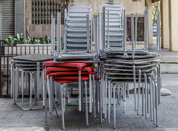 Mesas Sillas Apiladas Fuera Bar Ciudad Madrid España —  Fotos de Stock