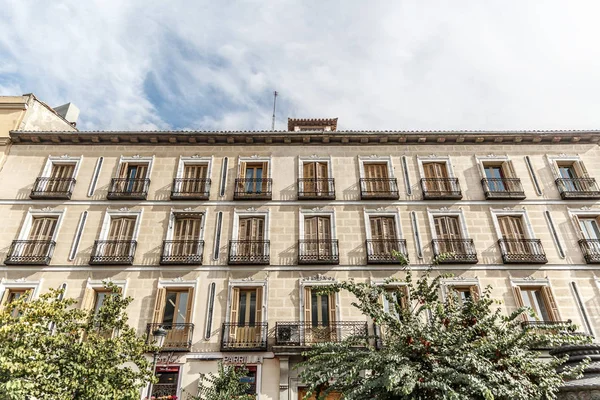 Facciata Grande Edificio Classico Tipico Del Centro Madrid Spagna — Foto Stock
