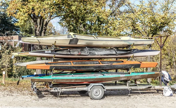 Quatro Canoas Cores Diferentes Colocadas Reboque Pronto Para Ser Rebocado — Fotografia de Stock