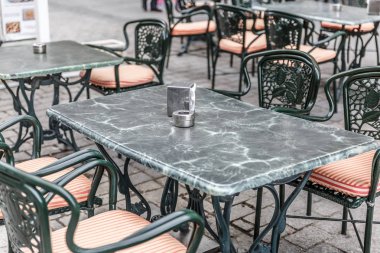 Tipik masa ve sandalyeler ile peçete ve kül tablası, İspanya Madrid, bir barın dışında