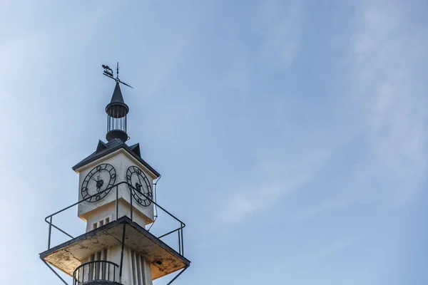 Güneşli Bir Günde Bir Beyaz Çan Kulesinin Üst Kısmı — Stok fotoğraf