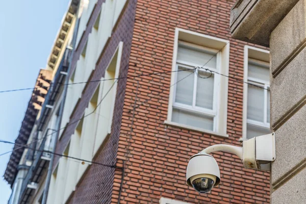 Cámara Video Vigilancia Colgada Esquina Una Calle Vivienda — Foto de Stock