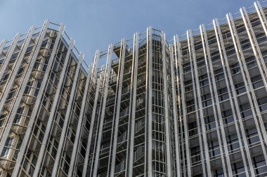 Aşağıdan güzel güneşli bir günde görülen bir modern ofis binası cephe