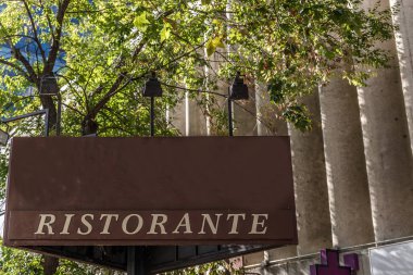 Büyük binalar kümesinin ortasına bir İtalyan restoranı ilan billboard