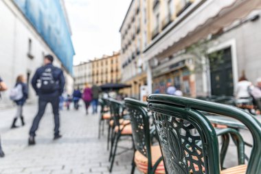 Madrid merkezi sokak birkaç kişiyle yürüme, İspanya