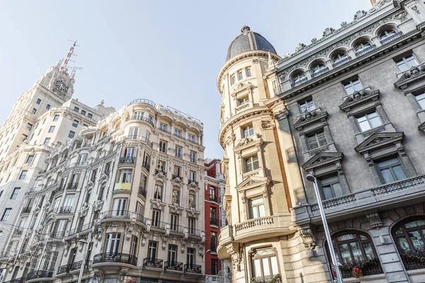 Вид Красивые Классические Красивые Здания Центре Мадрида Солнечный День — стоковое фото