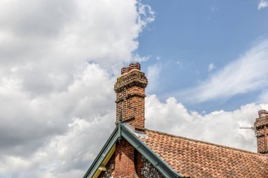 Tipik bacaları İngilizce tuğla evler, arka planda gökyüzü ile
