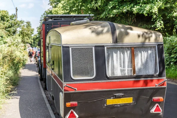 Caravana Estilo Vintage Enganchada Pequeño Camión Estacionada Una Calle Inglaterra — Foto de Stock